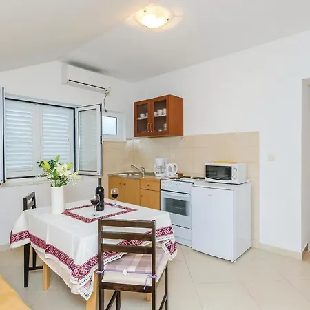 1 Bedroom Awesome In Gruda * モルナット
